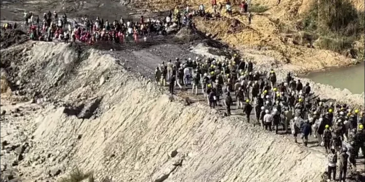 अंबिकापुर: SECL अमेरा खदान विस्तार पर बवाल, ग्रामीणों के हमले में 40 पुलिसकर्मी घायल